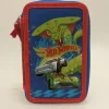 Astuccio Con Tre Cerniere E Tre Scomparti Di Hot Wheels, In Robusto Poliestere, Completo Di Cancelleria, 18 Pennarelli File Giotto E 18 Matite Colorate
