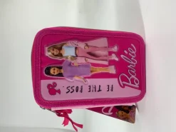 Astuccio Con Tre Cerniere E Tre Scomparti Di Barbie, In Robusto Poliestere, Completo Di Cancelleria, 18 Pennarelli File Giotto E 18 Matite Colorate