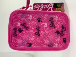 Astuccio Con Tre Cerniere E Tre Scomparti Di Barbie, In Robusto Poliestere, Completo Di Cancelleria, 18 Pennarelli File Giotto E 18 Matite Colorate