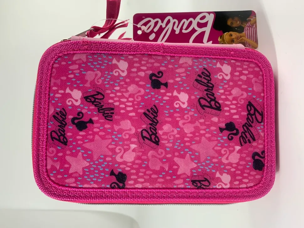 Astuccio Con Tre Cerniere E Tre Scomparti Di Barbie, In Robusto Poliestere, Completo Di Cancelleria, 18 Pennarelli File Giotto E 18 Matite Colorate