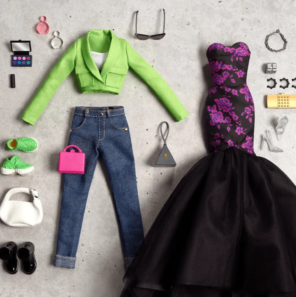 Barbie @Barbiestyle Studio Set Moda Con Bambola Barbie Completamente Snodata, Specchiera Con Sedia, 2 Look, 3 Paia Di Scarpe E 15 Accessori