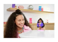 Barbie-Extra Minis Mini Bambola Articolata Con Vestito Rosa E Rosso, Pelliccia Viola E Morbidi Capelli Ricci, Giocattolo Per Bambini 3+ Anni, Hgp63
