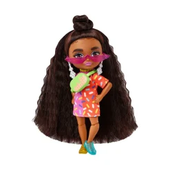 Barbie-Extra Minis Mini Bambola Articolata Con Vestito Rosa E Rosso, Pelliccia Viola E Morbidi Capelli Ricci, Giocattolo Per Bambini 3+ Anni, Hgp63