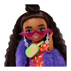 Barbie-Extra Minis Mini Bambola Articolata Con Vestito Rosa E Rosso, Pelliccia Viola E Morbidi Capelli Ricci, Giocattolo Per Bambini 3+ Anni, Hgp63