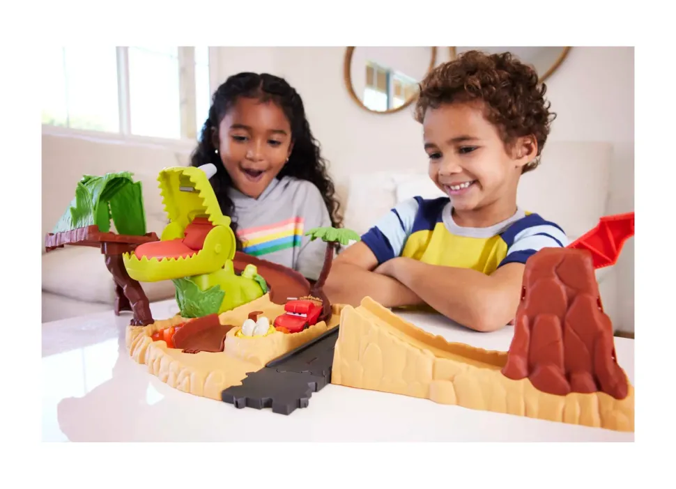 Disney Pixar Cars Set Parco Dei Dinosauri, Pista Con Dinosauro Con Azione Morso, 1 Veicolo Saetta Mcqueen Preistorico Incluso, Giocattolo Per Bambini, 4+ Anni, Hmd74