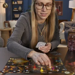Hasbro Gaming Cluedo Escape Il Club Dell'Illusionista, Gioco Di Mistero In Versione Escape Room