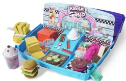 Kinetic Sand Valigetta Diner, 900 Gr Di Sabbia Colorata, 8 Accessori E Formine Inclusi, Sabbia Cinetica, Giochi Per Bambini E Bambine, 3+ Anni