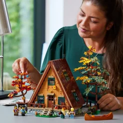 Lego Ideas 21338 Baita, Kit Modellino Casa Da Costruire Per Adulti Con 4 Minifigure Personalizzabili E Di Animali Selvatici