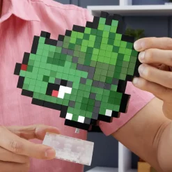 Mega Pokemon Showcase Bulbasaur, Set In Stile Retro Pixelato Da Costruire Con 374 Pezzi, Con Base Piana Per Esporlo E Incisione Sul Retro Per Appenderlo