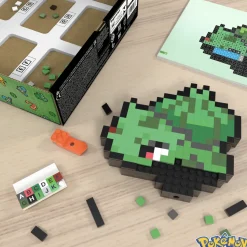 Mega Pokemon Showcase Bulbasaur, Set In Stile Retro Pixelato Da Costruire Con 374 Pezzi, Con Base Piana Per Esporlo E Incisione Sul Retro Per Appenderlo