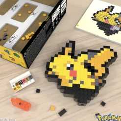 Mega Pokemon Showcase Pikachu, Set In Stile Retro Pixelato Da Costruire Con 400 Pezzi, Con Base Piana Per Esporlo E Incisione Sul Retro Per Appenderlo
