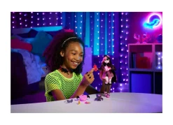 Monster High Draculaura, Bambola Con Accessori E Cucciolo Di Pipistrello, Snodata E Alla Moda Con Capelli Rosa E Neri, Giocattolo Per Bambini, 4+ Anni, Hhk51