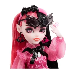 Monster High Draculaura, Bambola Con Accessori E Cucciolo Di Pipistrello, Snodata E Alla Moda Con Capelli Rosa E Neri, Giocattolo Per Bambini, 4+ Anni, Hhk51