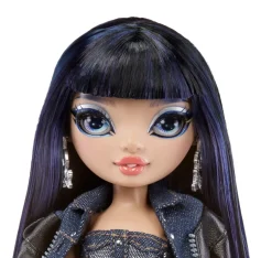 Rainbow High Fashion Doll Serie 5: Kim Nguyen. Bambola Blu Con Vestito Alla Moda E Oltre 10 Accessori Di Gioco Colorati.